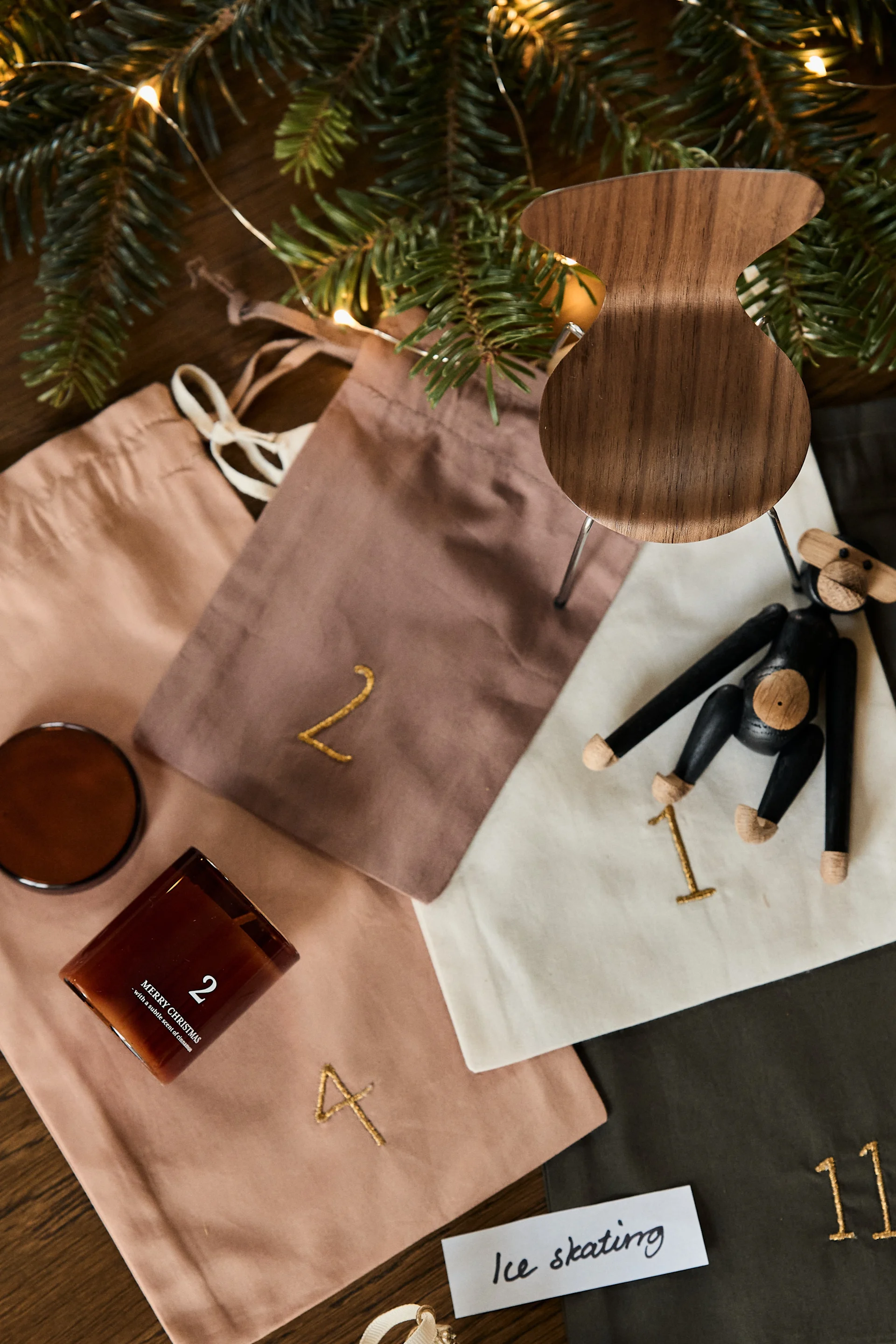 Aprovecha el calendario de adviento "Christmas Countdown" de ferm LIVING y rellénalo con clásicos de diseño, como el mono de Kay Bojesen, velas aromáticas o adornos navideños.