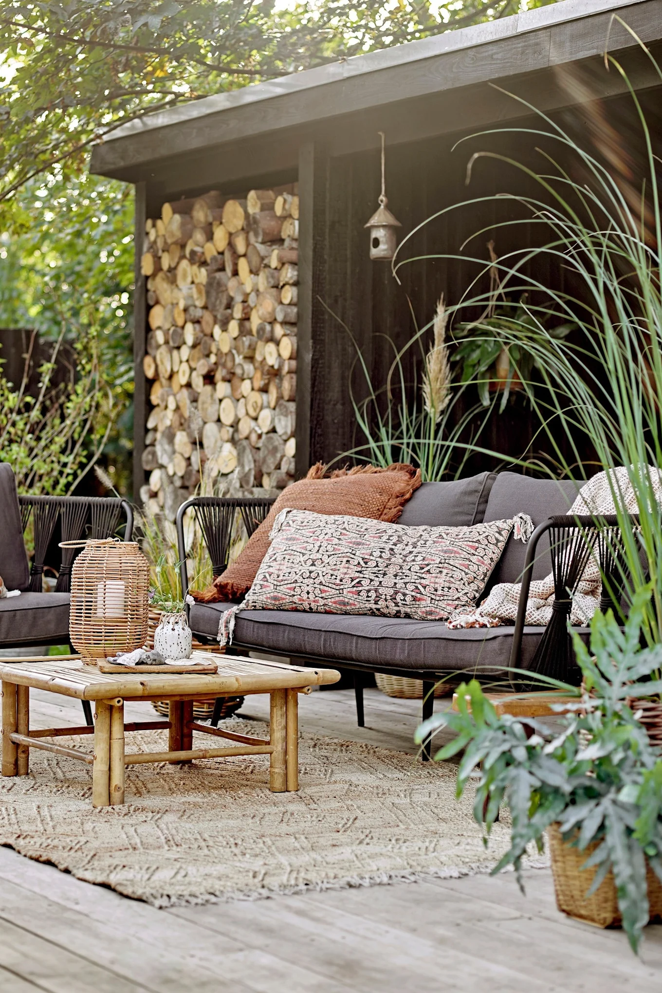 Crea un acogedor rincón de descanso en tu balcón boho. Aquí puedes ver un acogedor salón en un balcón boho con el sofá Pavone de Bloomingville.