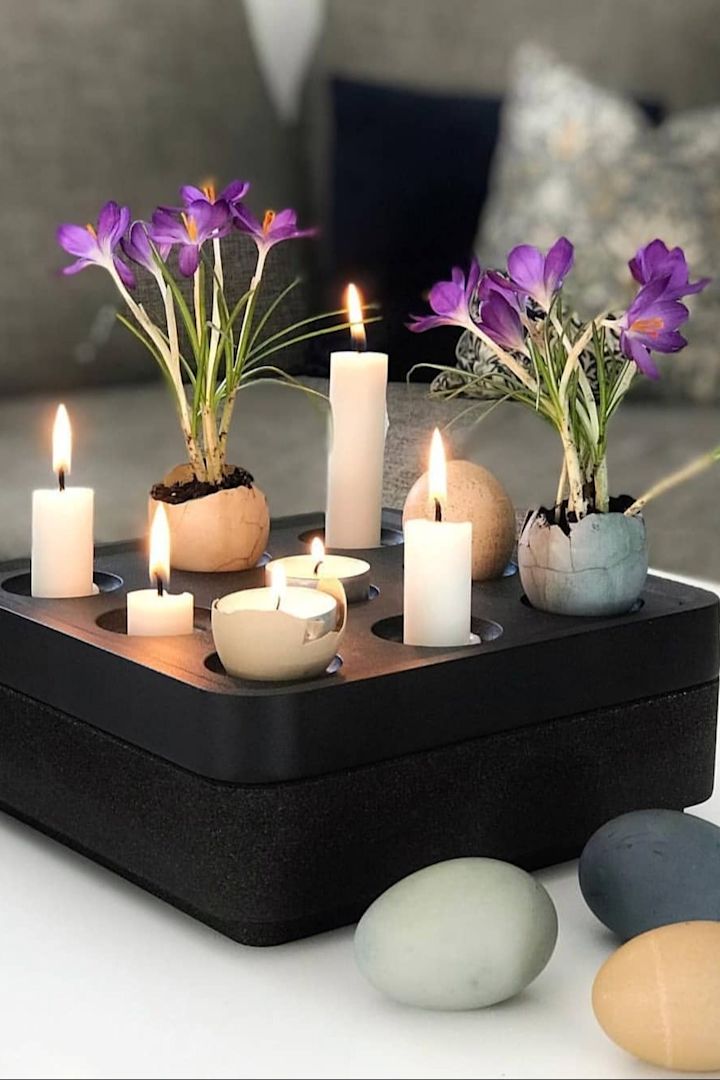 Un candelabro Stumpastaken negro de Born in Sweden está decorado con velas y huevos de colores con flores en su interior para Pascua @dallasvillan.