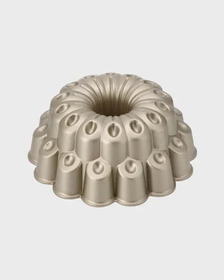Molde bundt dorado estriado con hendiduras decorativas.