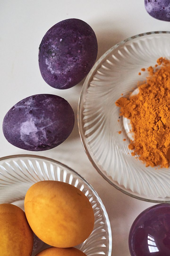 Un maravilloso resultado de color con cúrcuma y arándanos, decora con los coloridos huevos de Pascua.