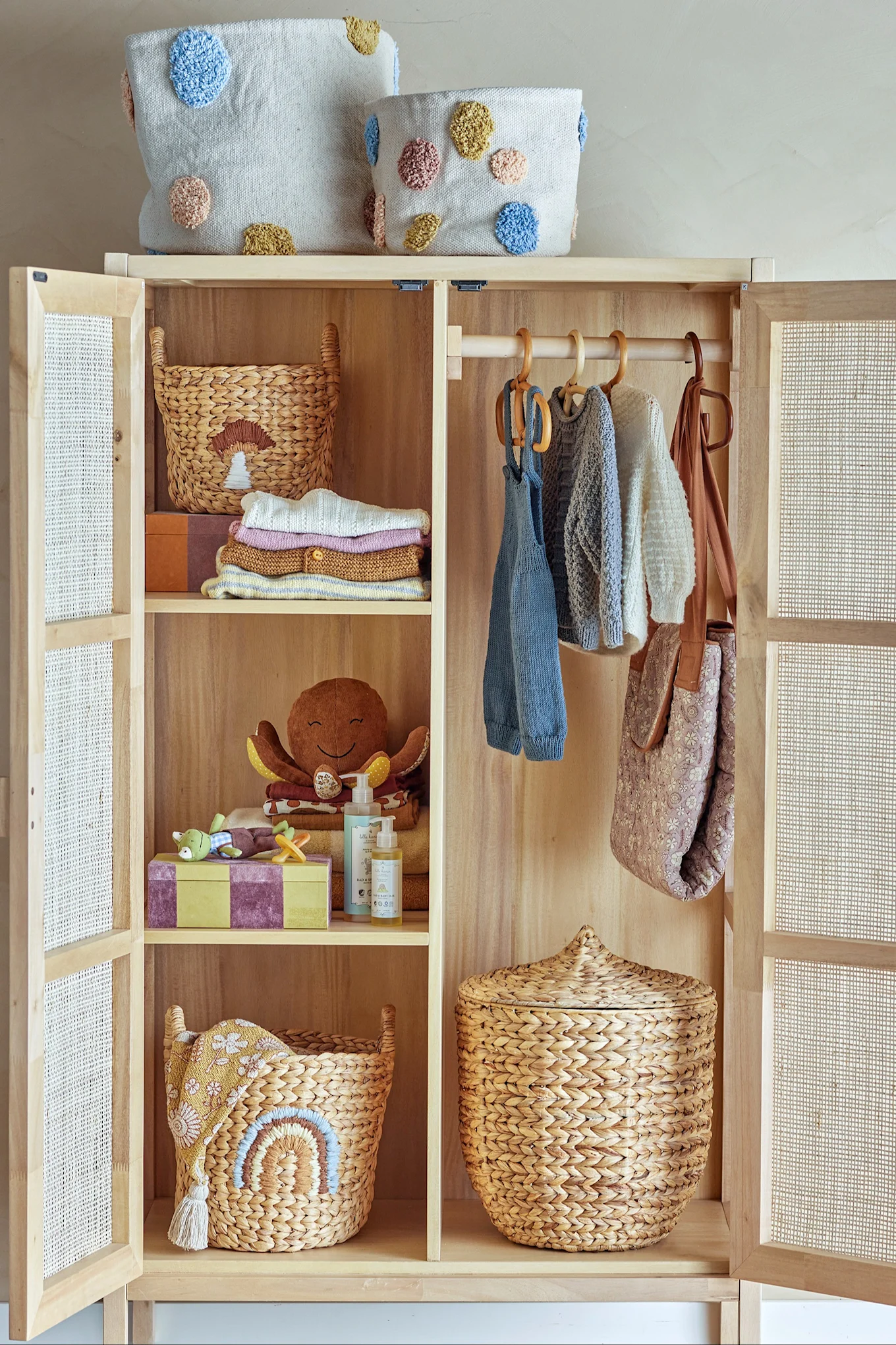 Las cestas de almacenamiento Agnes de Bloomingville con asas son las cestas perfectas para la ropa sucia o los juguetes y facilitan la vida cotidiana de todos, lo que las convierte en el regalo perfecto para el baby shower.