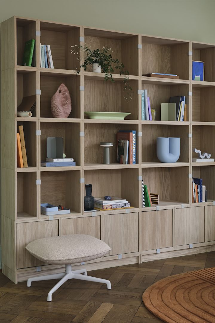 El diseño grueso es una tendencia que llegó para quedarse según las tendencias de diseño de interiores de otoño de 2024, aquí puedes ver a una persona poniendo la mesa con porcelana gruesa con vajilla de la serie Barro de HAY en los colores tendencia del otoño.