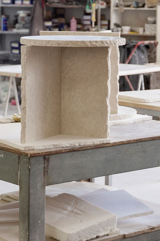 Proceso de fabricación de la mesa de centro Mineral Sculptural  de Ferm Living.