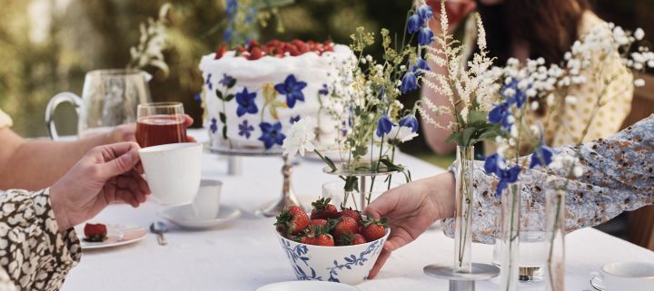 Disfruta de una auténtica celebración sueca de midsummer. La decoración de la mesa en azul y blanco es tradicional, como el cuenco havspil de Scandi Living lleno de fresas.