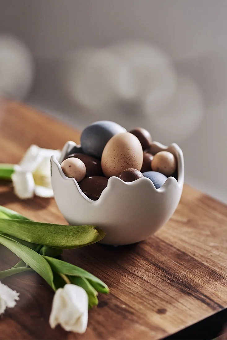 Colorea tus huevos de Pascua de forma natural y preséntalos junto con huevos de chocolate en la bandeja Happy Easter de DBKD