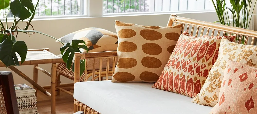 Decoración boho: cojines de Chhatwal&Jonsson sobre un sofá.