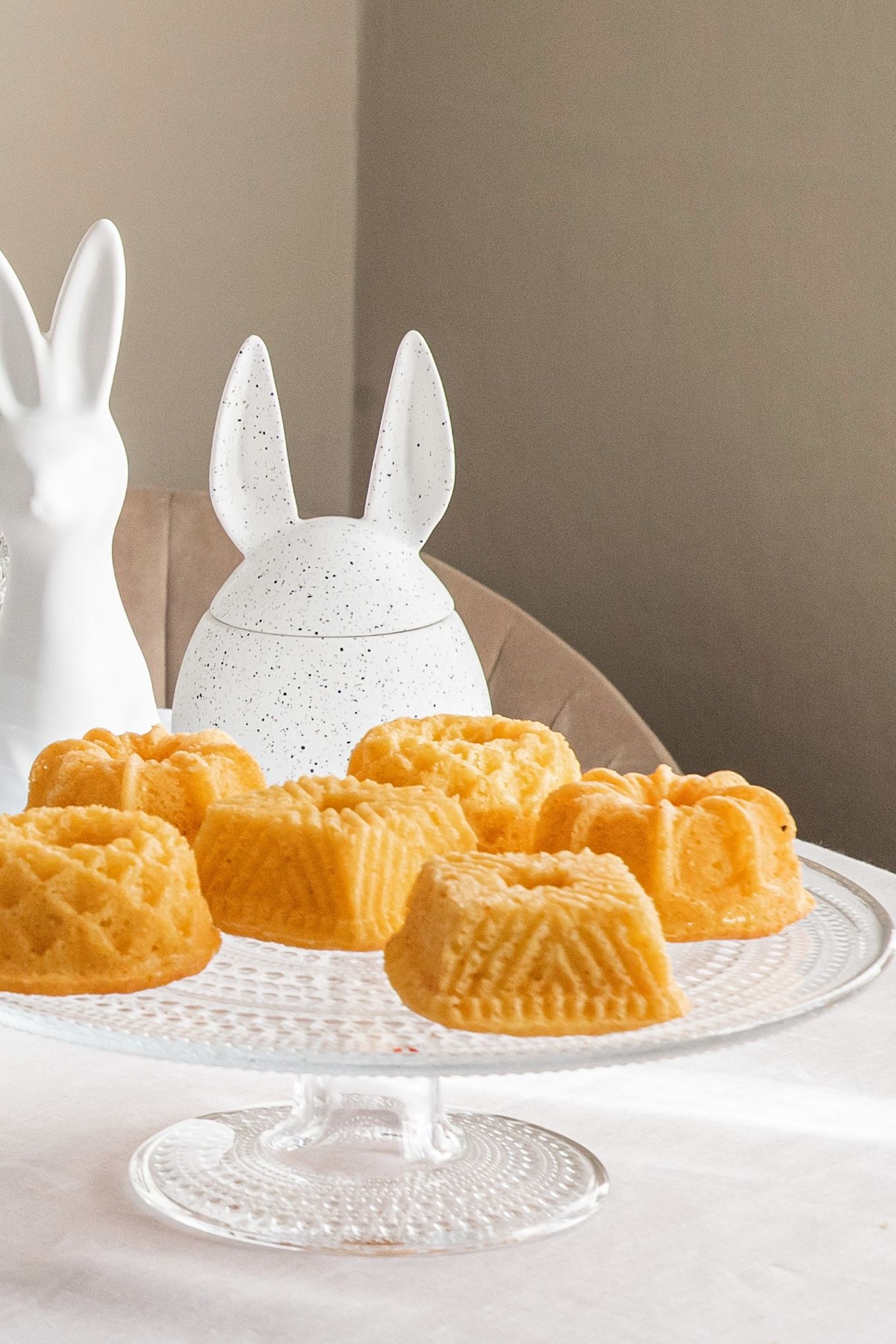 Hornea mini bizcochos dulces en el molde Geo bundtlette de Nordic Ware con la sencilla receta de Pascua de Baka med Frida.