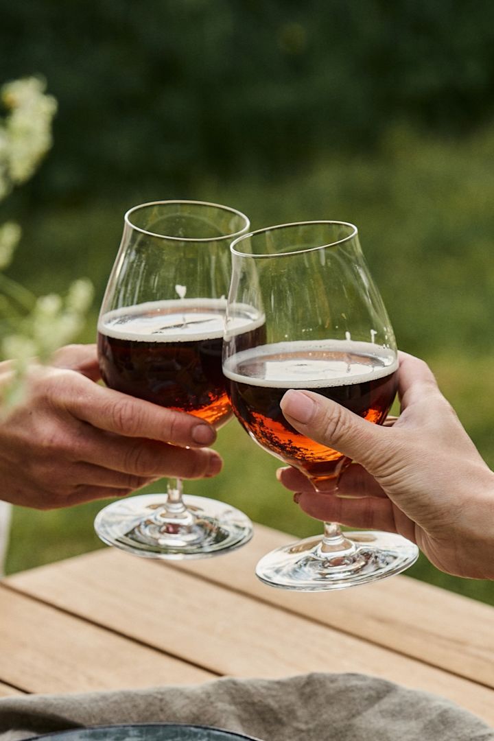 Descubre cómo elegir el vaso de cerveza adecuado. Aquí puedes ver un brindis con los vasos de cerveza Craft de Spiegelau.