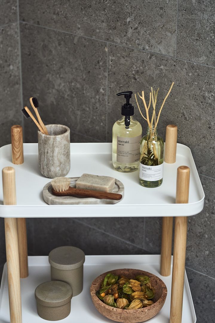 Guarda las barritas perfumadas Meraki, los jabones Meraki y los accesorios de lujo en la mesa Block de Norrmann Copenhagen para crear la sensación de un spa en casa en tu cuarto de baño.
