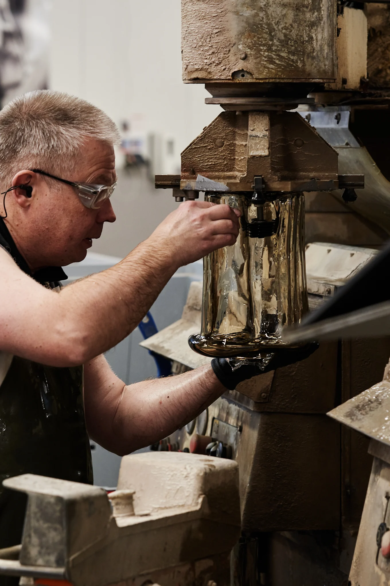 La producción de un jarrón de Alvar Aalto en la cristalería de Iittala en Finlandia.