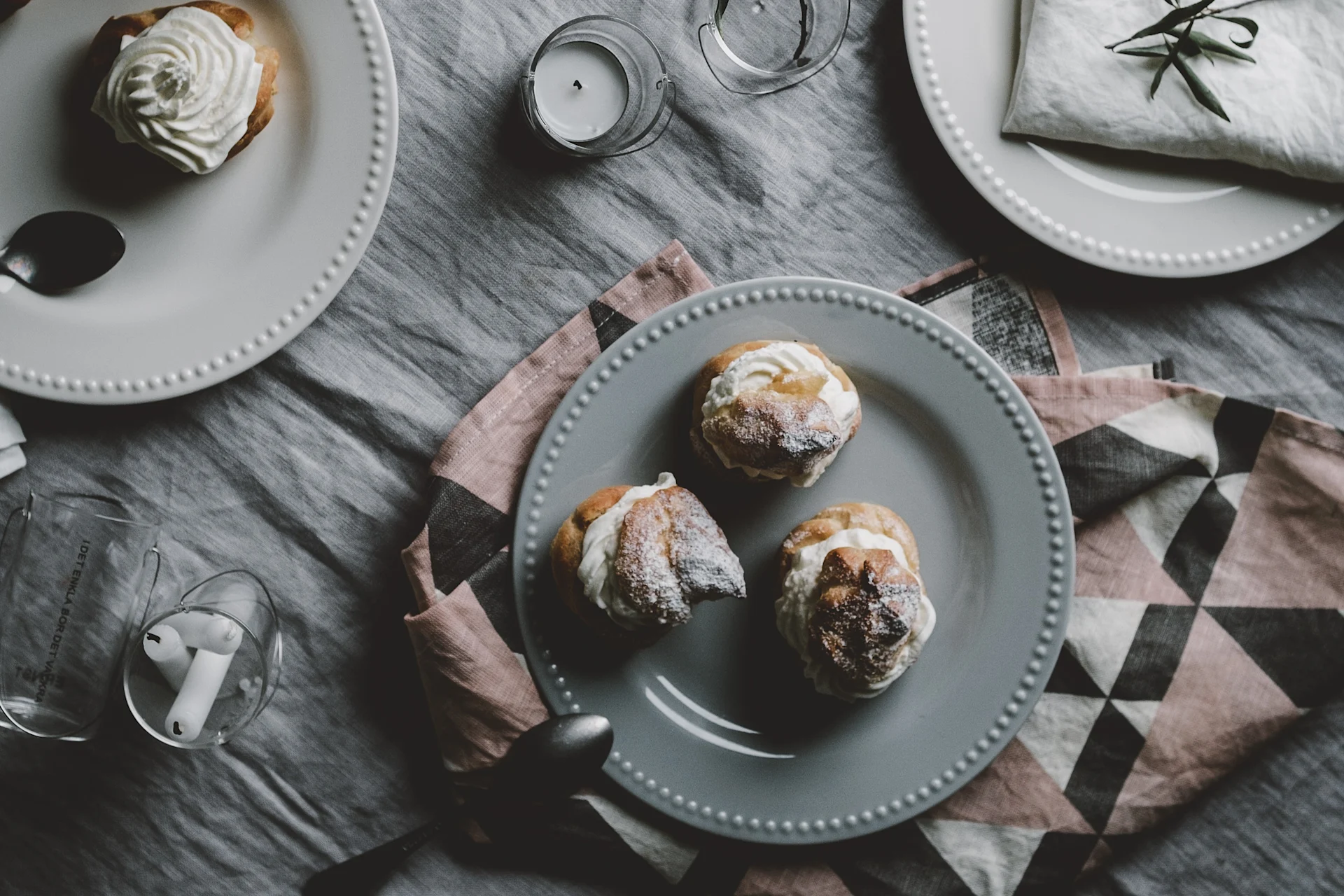 En nuestra lista de tareas de otoño, te damos numerosos consejos sobre qué hacer este otoño con un toque escandinavo, como hornear semla.