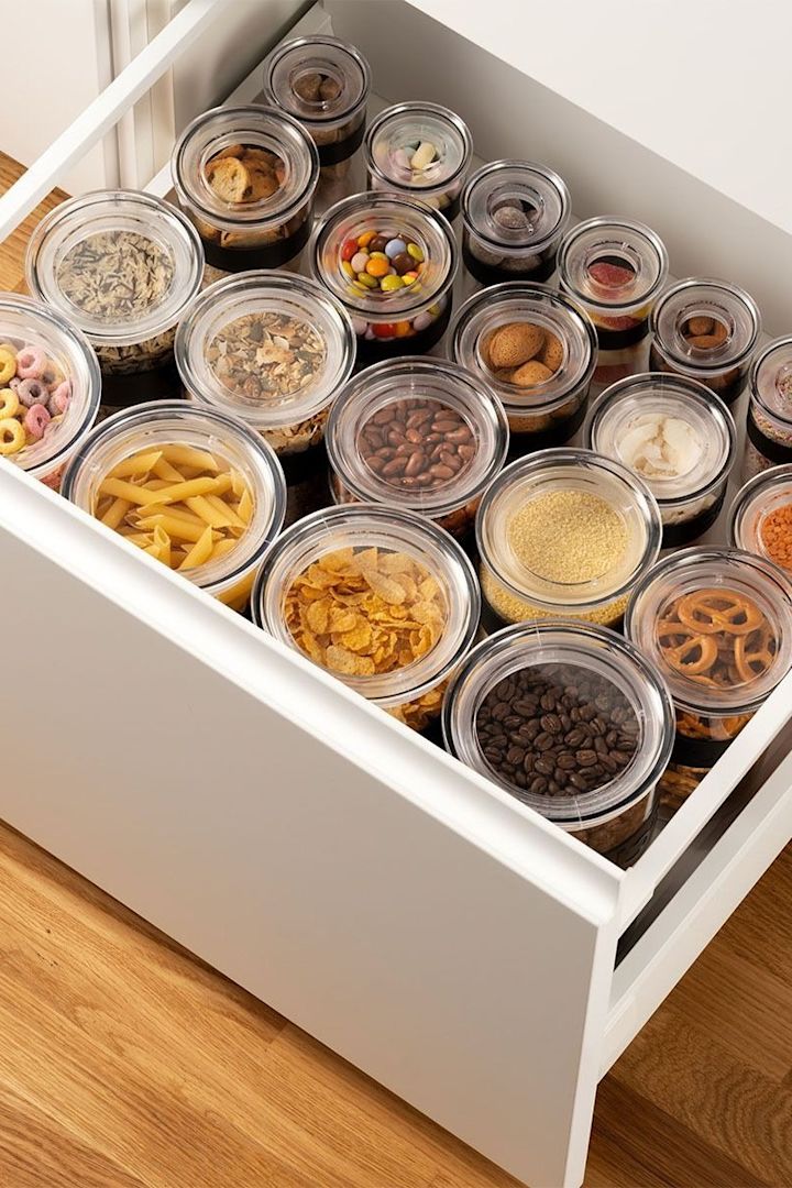 Almacena alimentos secos como pasta o avena en los tarros Presso de Bodum en un cajón para mantener tu despensa ordenada.