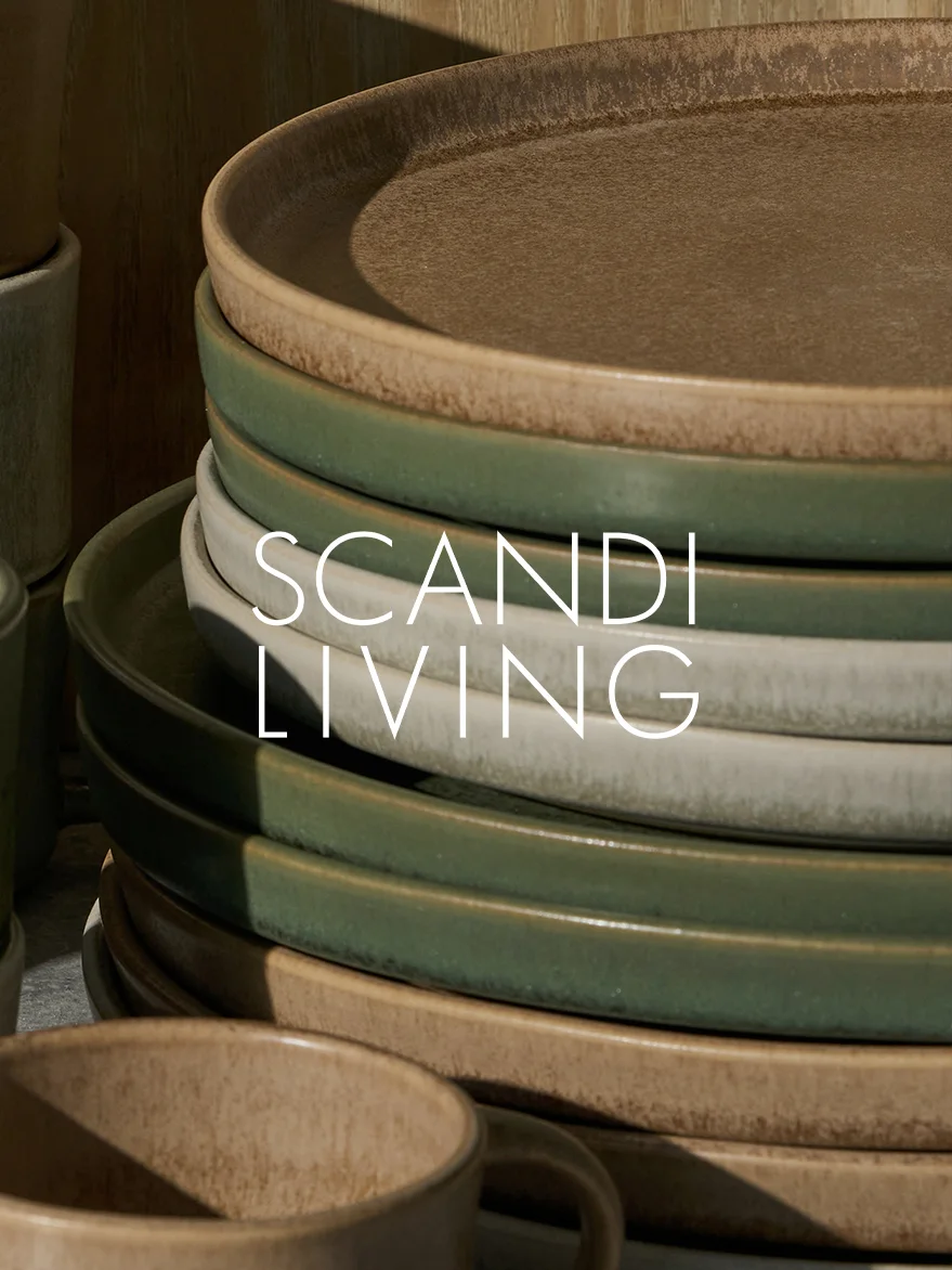 Platos de cerámica apilados en tonos tierra con una taza, con el texto 'SCANDI LIVING'.