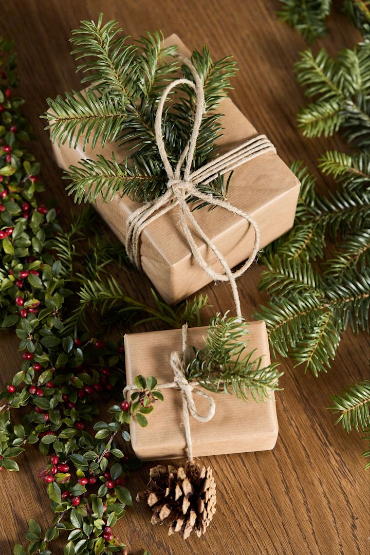 Decora tus regalos de Navidad con ramas de abeto para realzar el ambiente navideño en tu hogar esta Navidad.