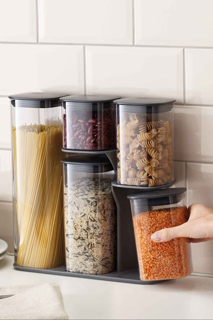 Con los tarros de la colección Podium™ de Joseph Joseph, podrás almacenar pasta y lentejas y organizar tu despensa de manera fácil y eficiente.