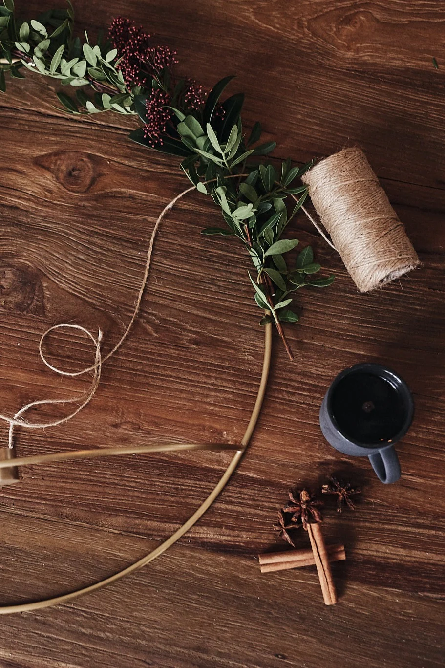 El candelabro redondo POV de latón está sobre la mesa y se puede decorar durante la temporada de Adviento con ramitas de pistacho.