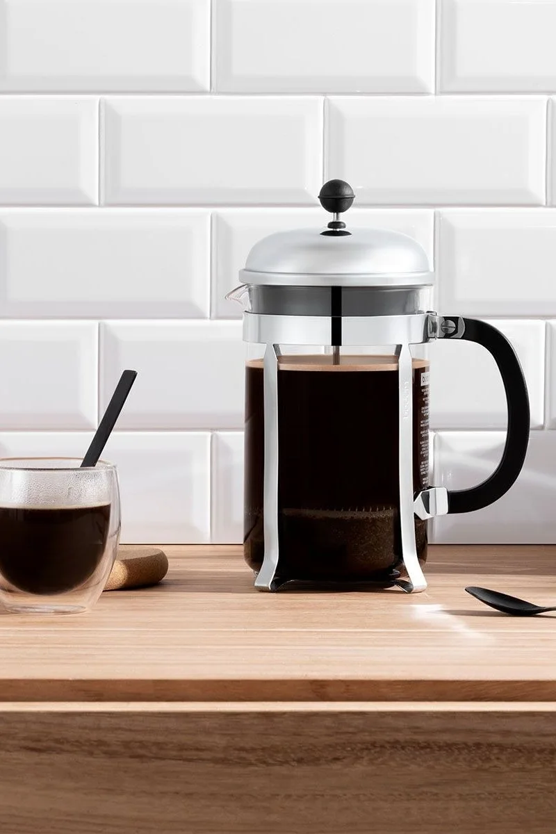 La prensa francesa Bodum Chambord es el regalo perfecto para el Día del Padre para los amantes del café. Es sencilla y práctica y prepara un café sabroso en un abrir y cerrar de ojos.