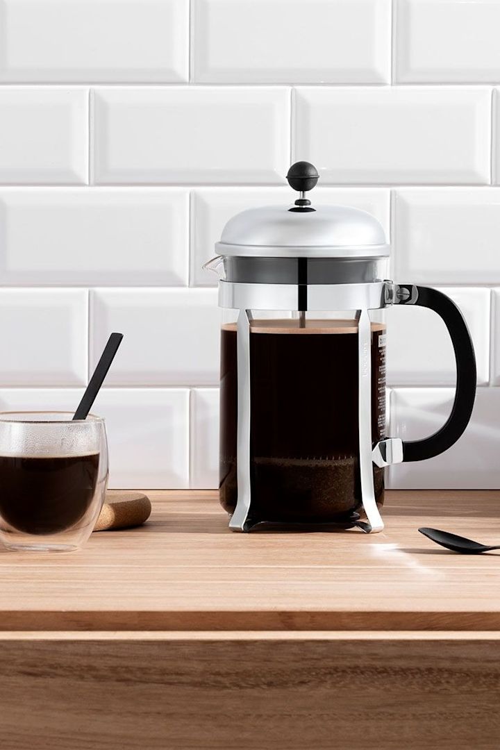 La prensa francesa Bodum Chambord es el regalo perfecto para el Día del Padre para los amantes del café. Es sencilla y práctica y prepara un café sabroso en un abrir y cerrar de ojos.