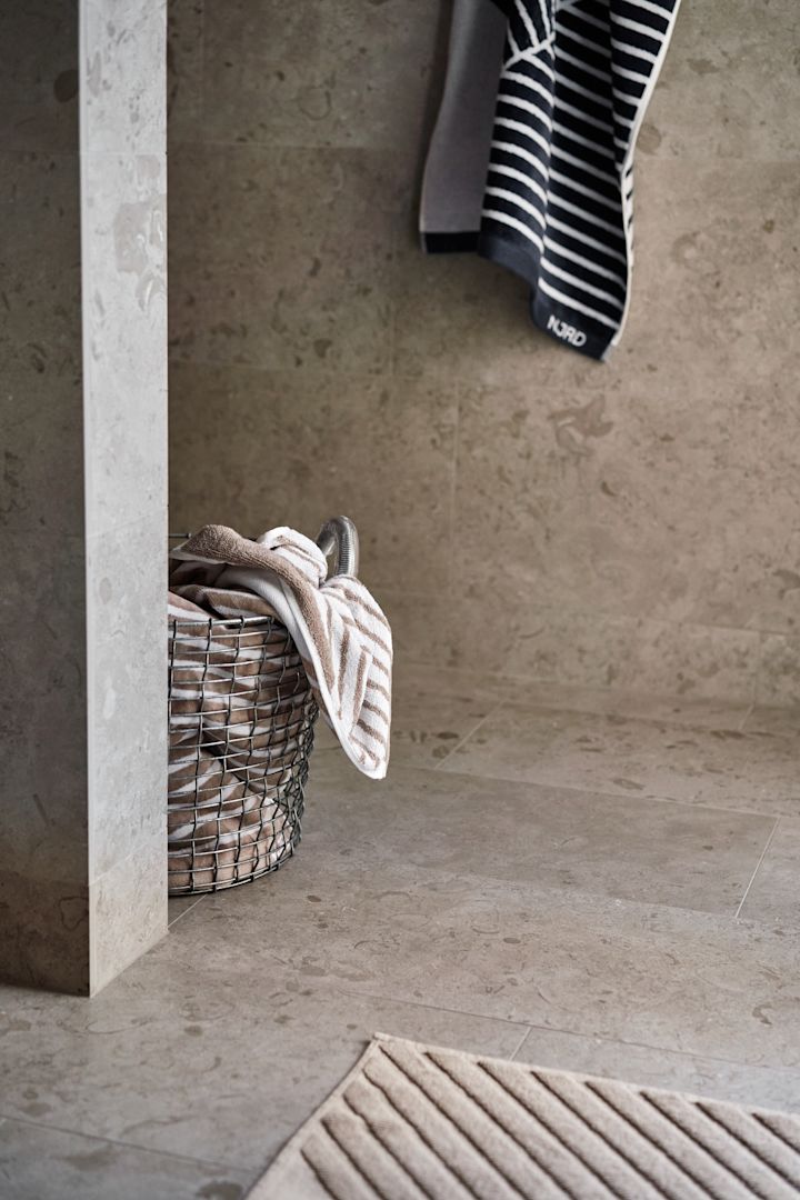 Decora con la cesta Korbo de NJRD que crea la sensación de spa en casa en tu cuarto de baño.