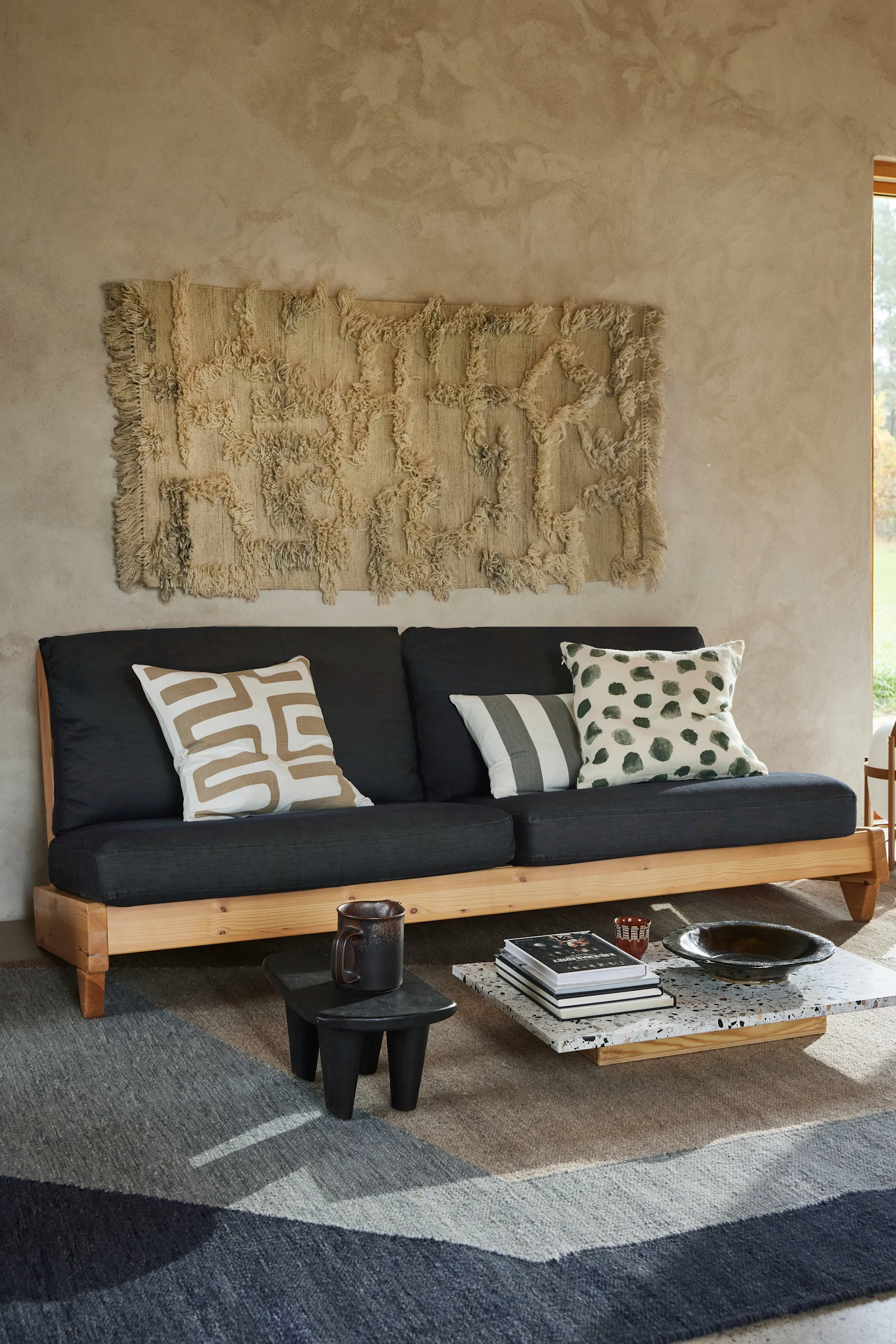 Decora la pared con la alfombra Rio de Classic Collection. La alfombra se extiende detrás del sofá del salón.