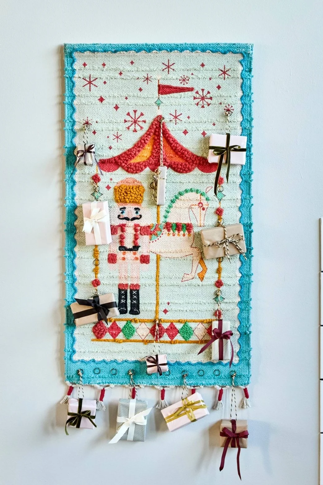 El adorno navideño Forest Tales con forma de hoja de roble de Rosendahl es una encantadora decoración hecha de cobre, perfecta para tu decoración navideña de 2025.