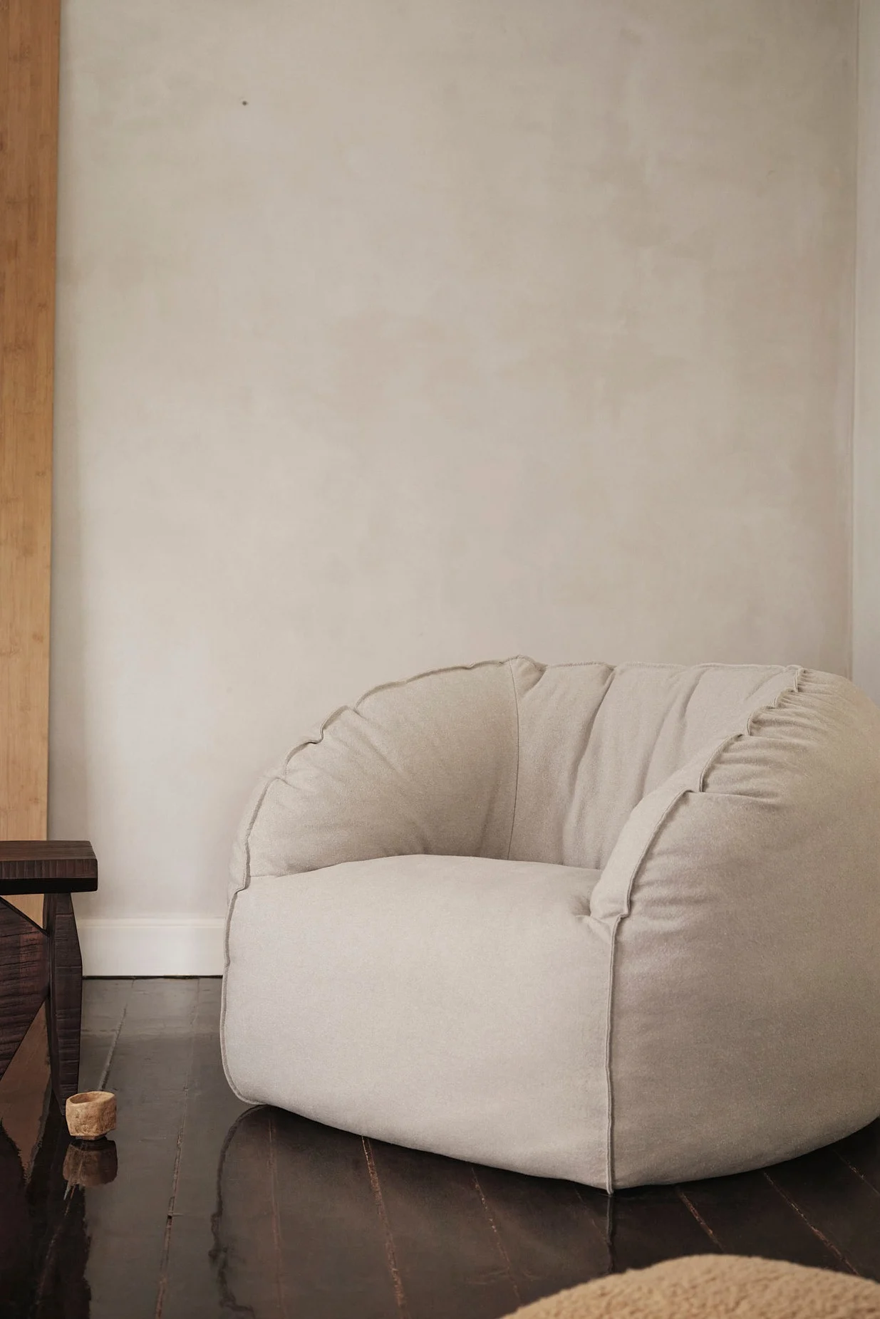 El sillón Nesten es un sillón acogedor y macizo de ferm LIVING que encaja perfectamente en las tendencias escandinavas de diseño de interiores 2025 de este año.