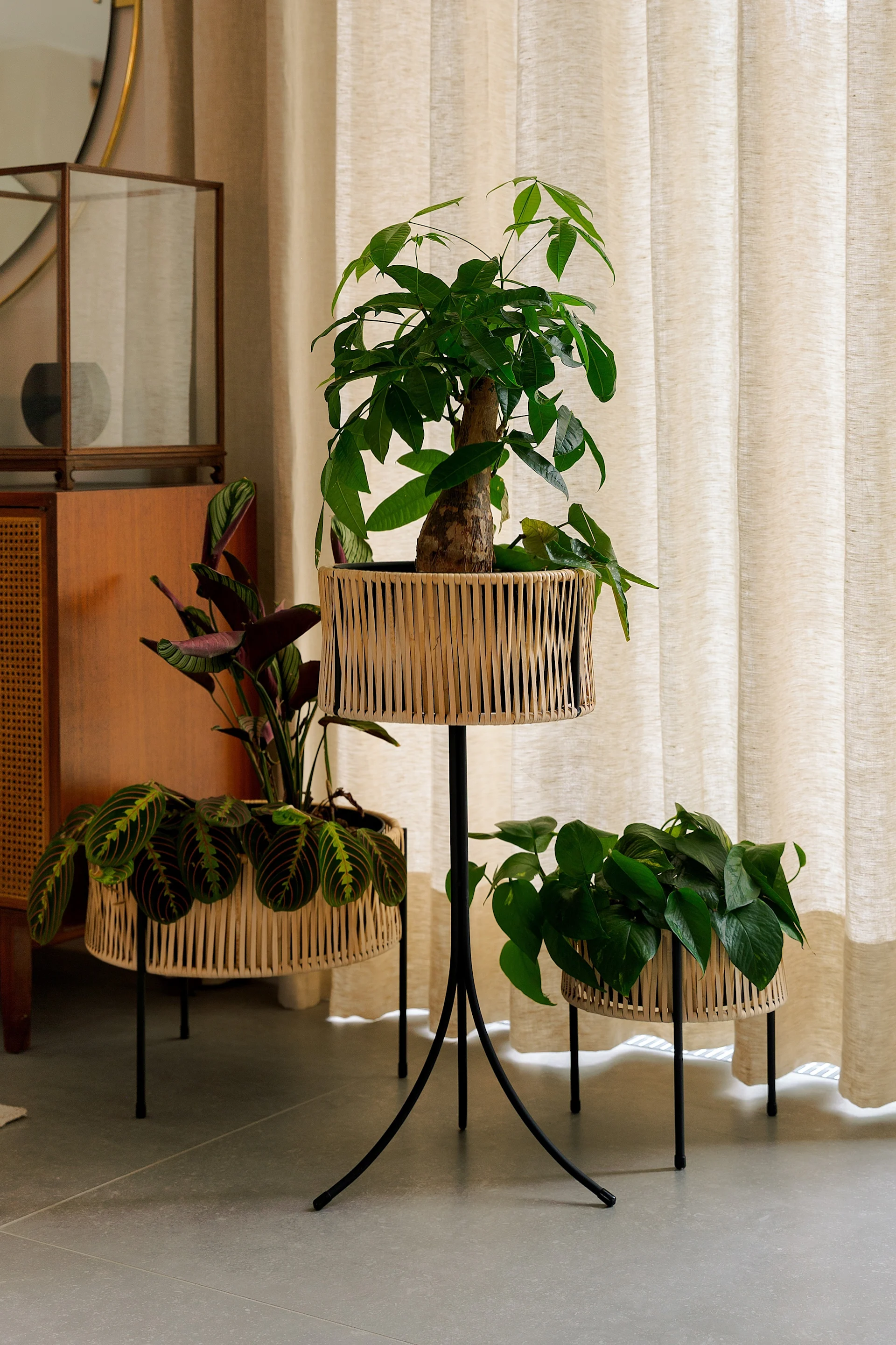 Las macetas Umanoff de estilo boho de Audo Copenhagen se colocan en un salón.