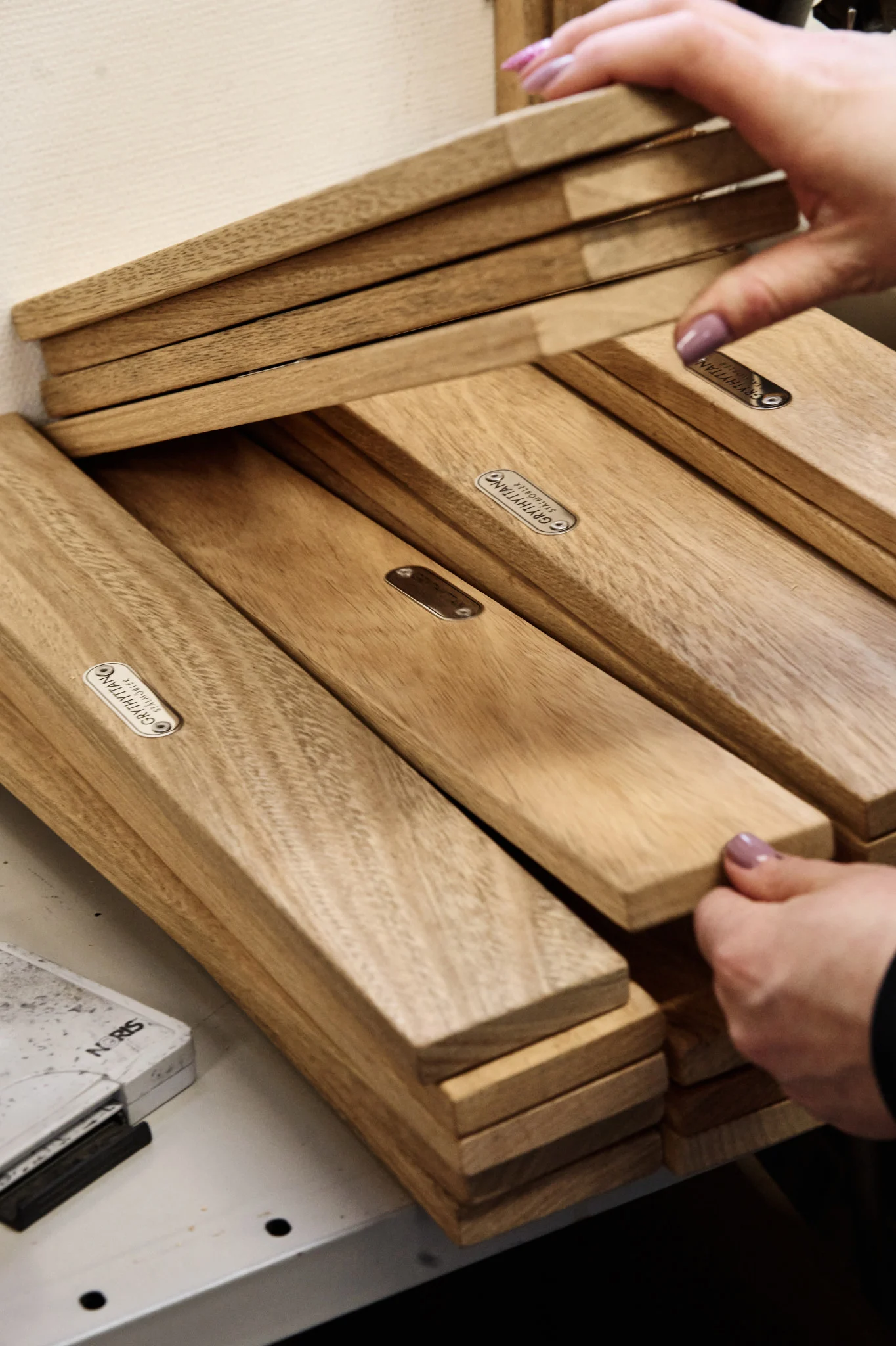 Conoce Grythyttan: aquí, un empleado comprueba si hay irregularidades en una pieza de teca.