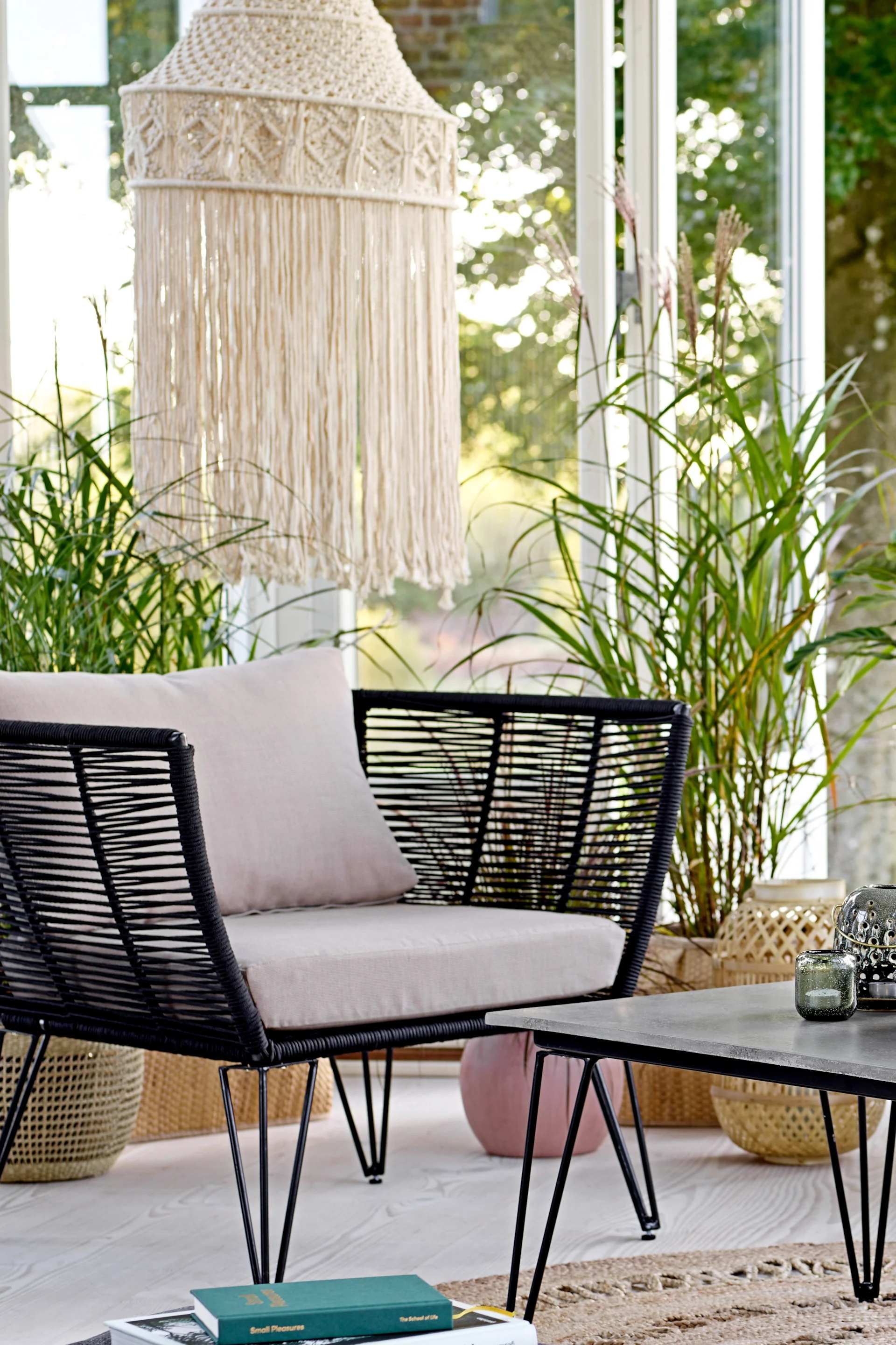 La tumbona Mundo de Bloomingville corresponde a la típica decoración boho y se coloca aquí en una zona de estar abierta.