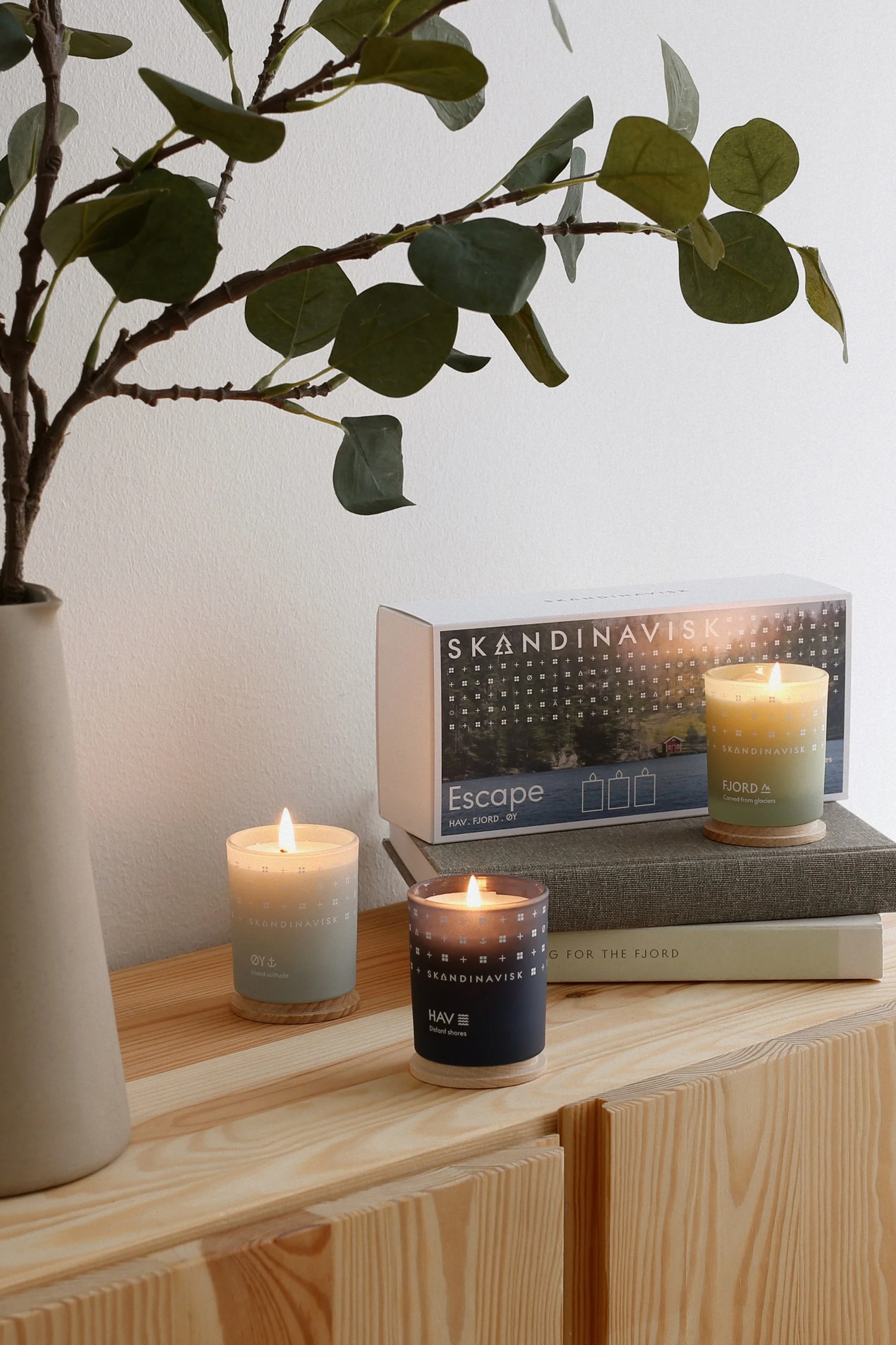 Regalos para el Día de la Madre: El set de regalo de tres piezas Escape de Skandinavisk se muestra aquí sobre una cómoda de madera.