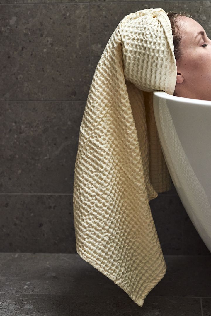 Utiliza esta toalla orgánica blanca de Ferm Living para crear la sensación de un spa en casa en tu cuarto de baño y disfrutar de momentos relajantes.