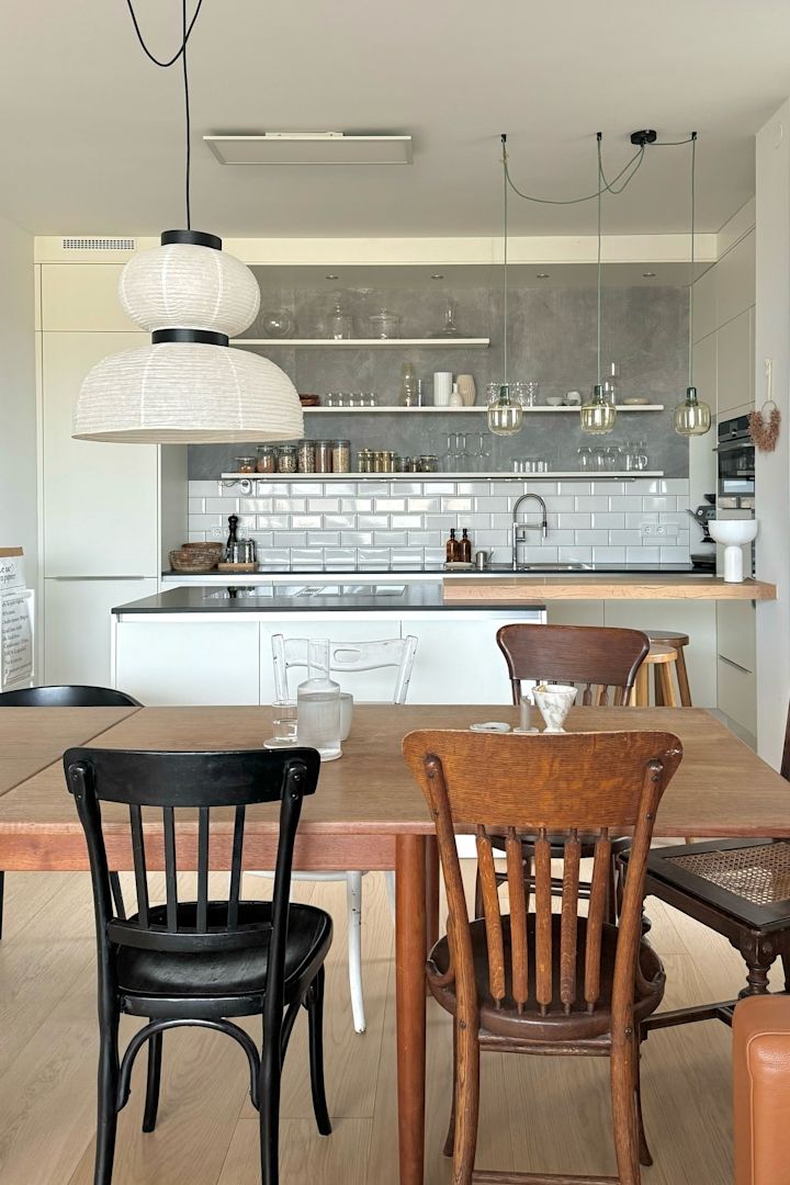 Ilumina tu cocina con diferentes lámparas: por ejemplo, la lámpara colgante Formakami de &tradition, ubicada sobre la mesa del comedor en el hogar de @anno_living, ofrece una luz agradable.