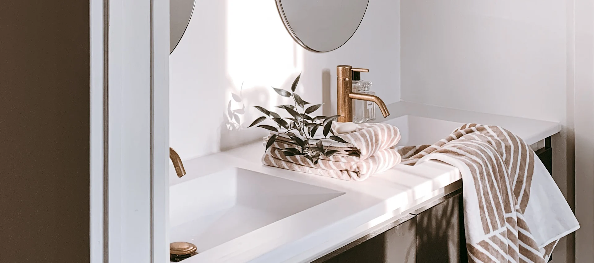 Decora tu cuarto de baño para momentos de relax con las toallas beige Stripes de NJRD para crear la sensación de un spa en casa. @arkihem