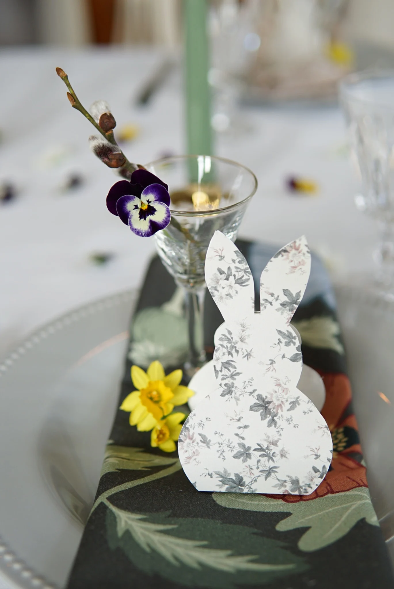 Un dulce conejito de Pascua de papel como decoración de mesa, hecho por @faggemala1912, sobre un plato de la colección Dots de Scandi Living.