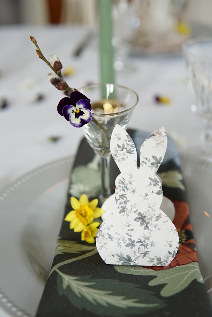 Un dulce conejito de Pascua de papel como decoración de mesa, hecho por @faggemala1912, sobre un plato de la colección Dots de Scandi Living.