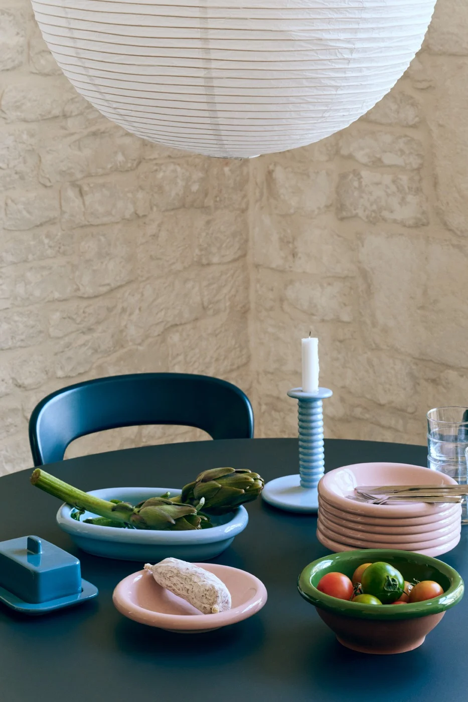 Una mesa con vajilla colorida que refleja las tendencias de decoración de 2026.