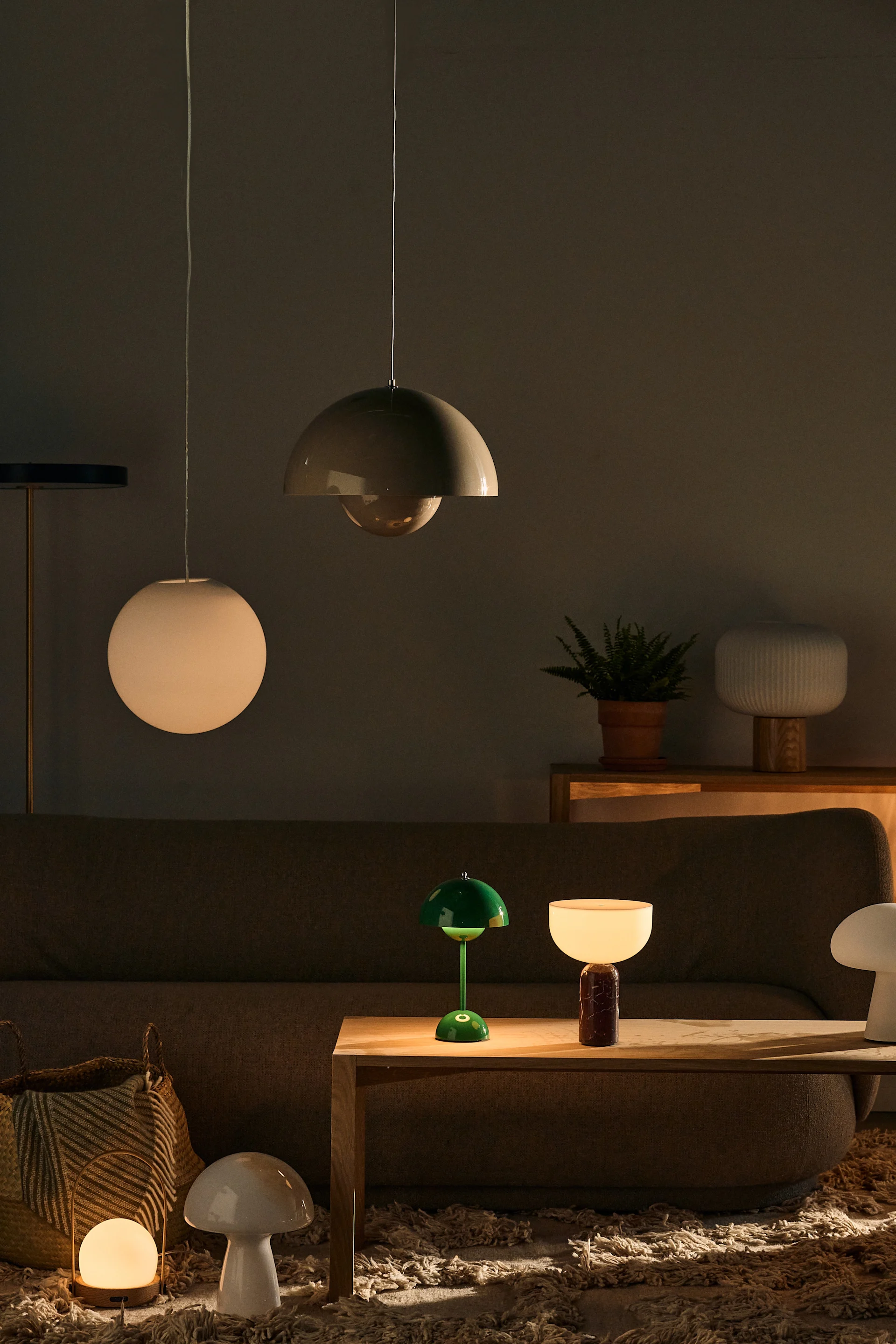 Imagen que muestra varias lámparas del salón, entre ellas la lámpara de techo Luna, una lámpara globo blanca de Design House Stockholm, y la lámpara de techo Flowerpot de &Tradition.