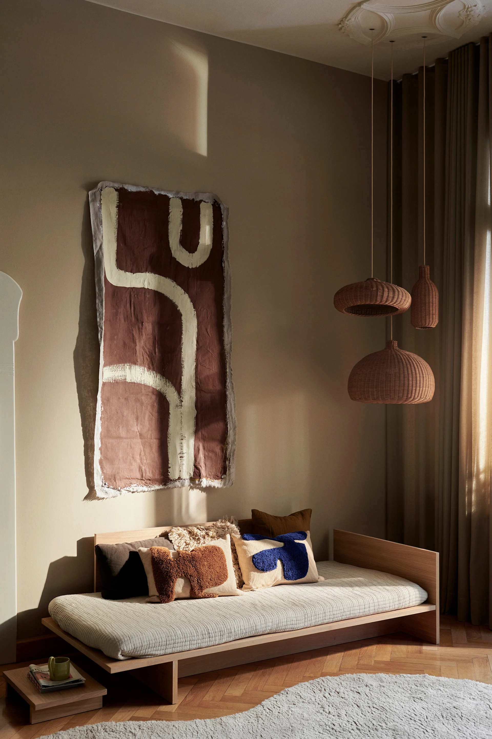 Un salón en tonos marrones cálidos que crea una atmósfera acogedora y refleja las tendencias de color para 2026.