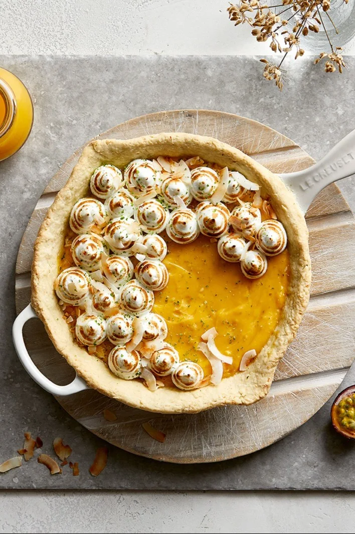 Se ha preparado una tarta con un aspecto delicioso en la sartén blanca de hierro fundido de Le Creuset.