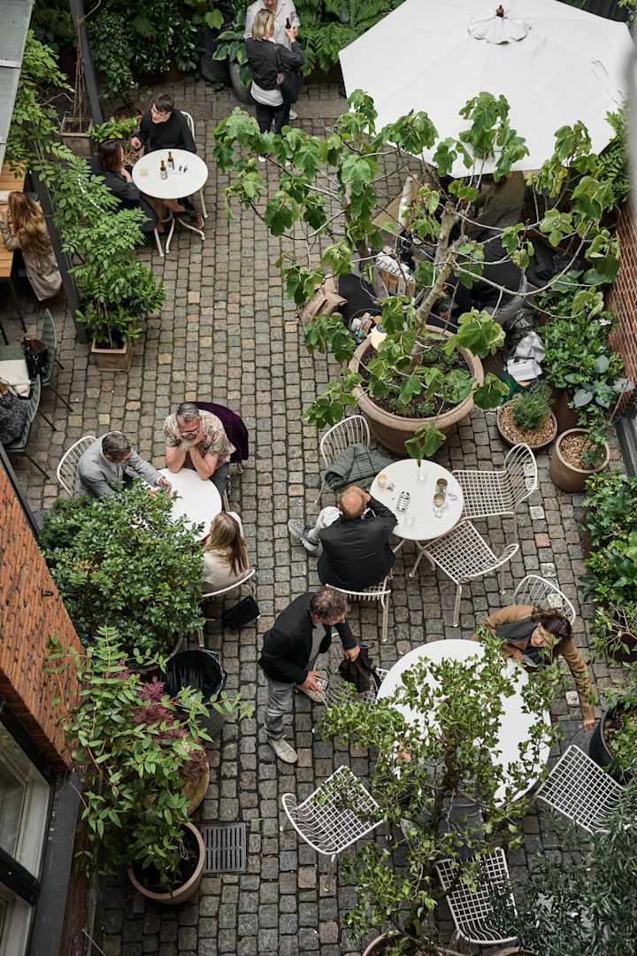 Párate a comer algo en tu visita a Copenhague. Aquí puedes ver una imagen de la cafetería Lille Petra de la sala de exposiciones &Traditions vista desde arriba.
