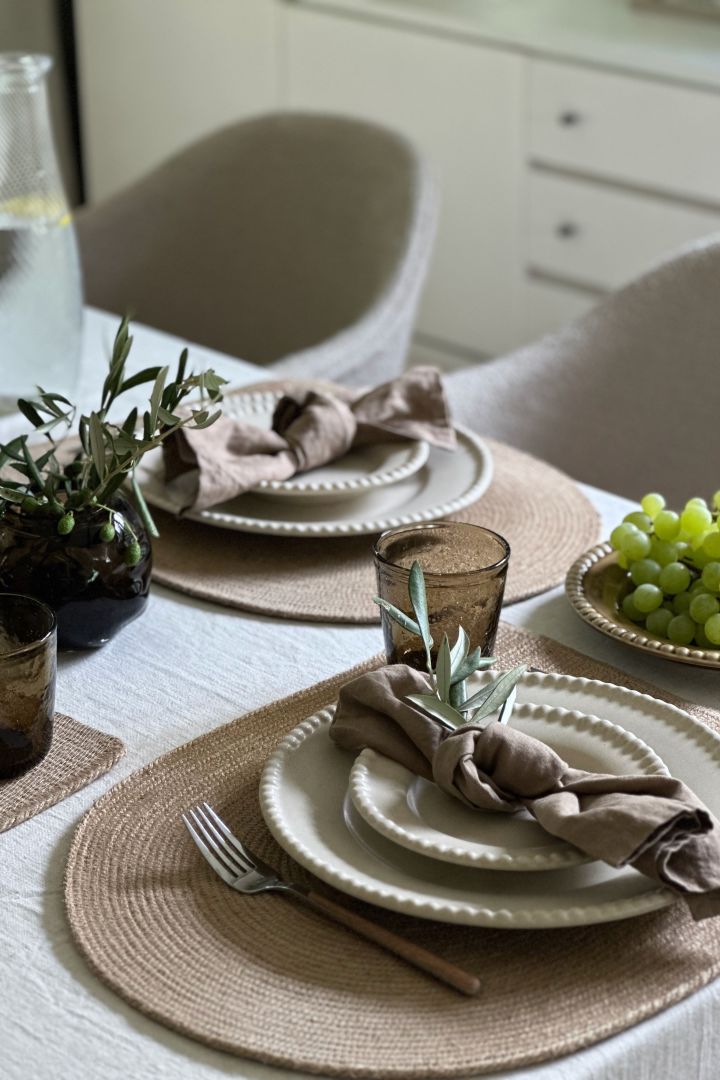 Una elegante idea de arreglo de mesa en gris con Swedish Grace de Rörstrand en el color Mist.