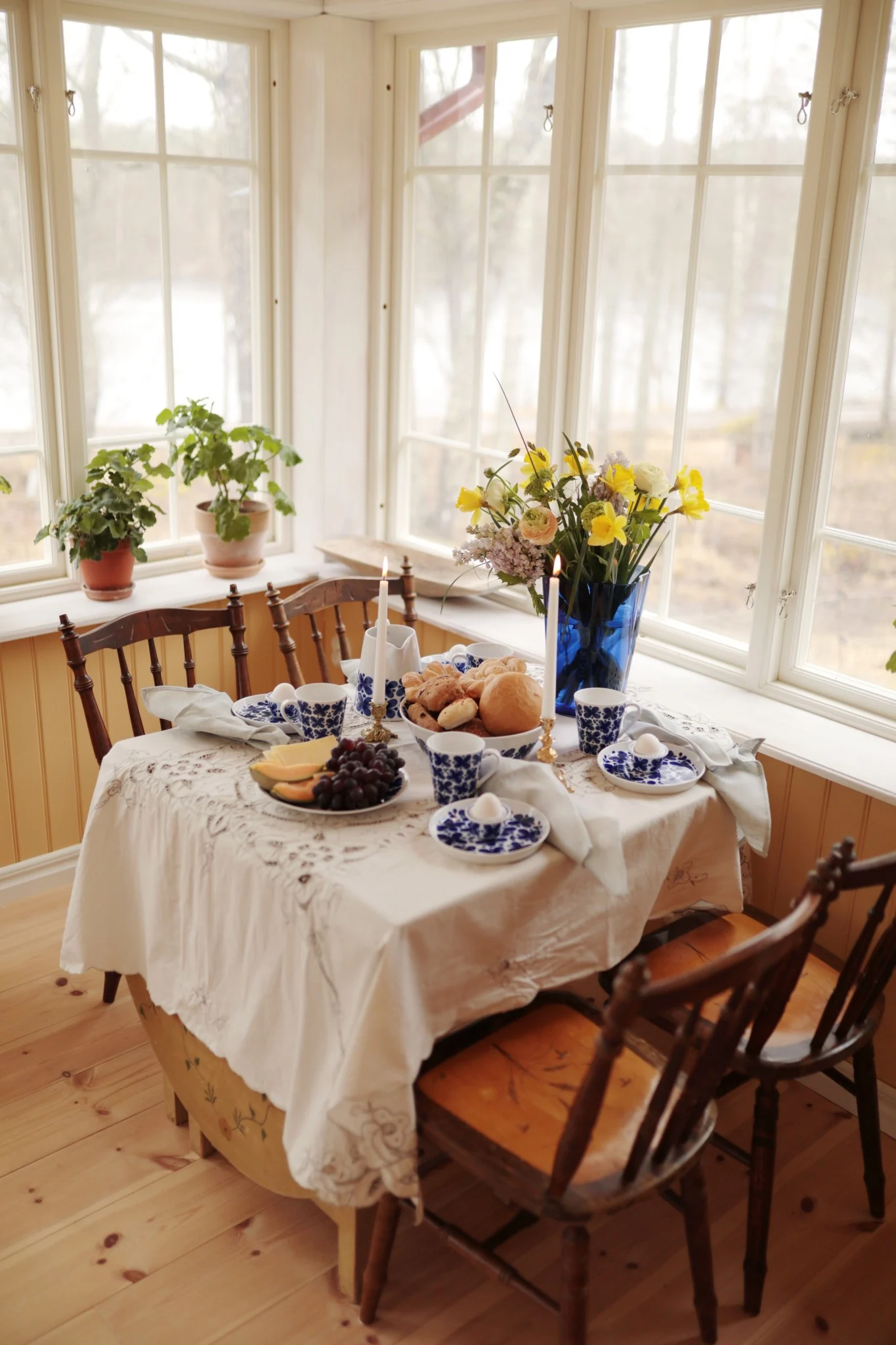 Boho y otros estilos de interiorismo: aquí puedes ver la zona de comedor rústica de la usuaria de Instagram @colorelles.
