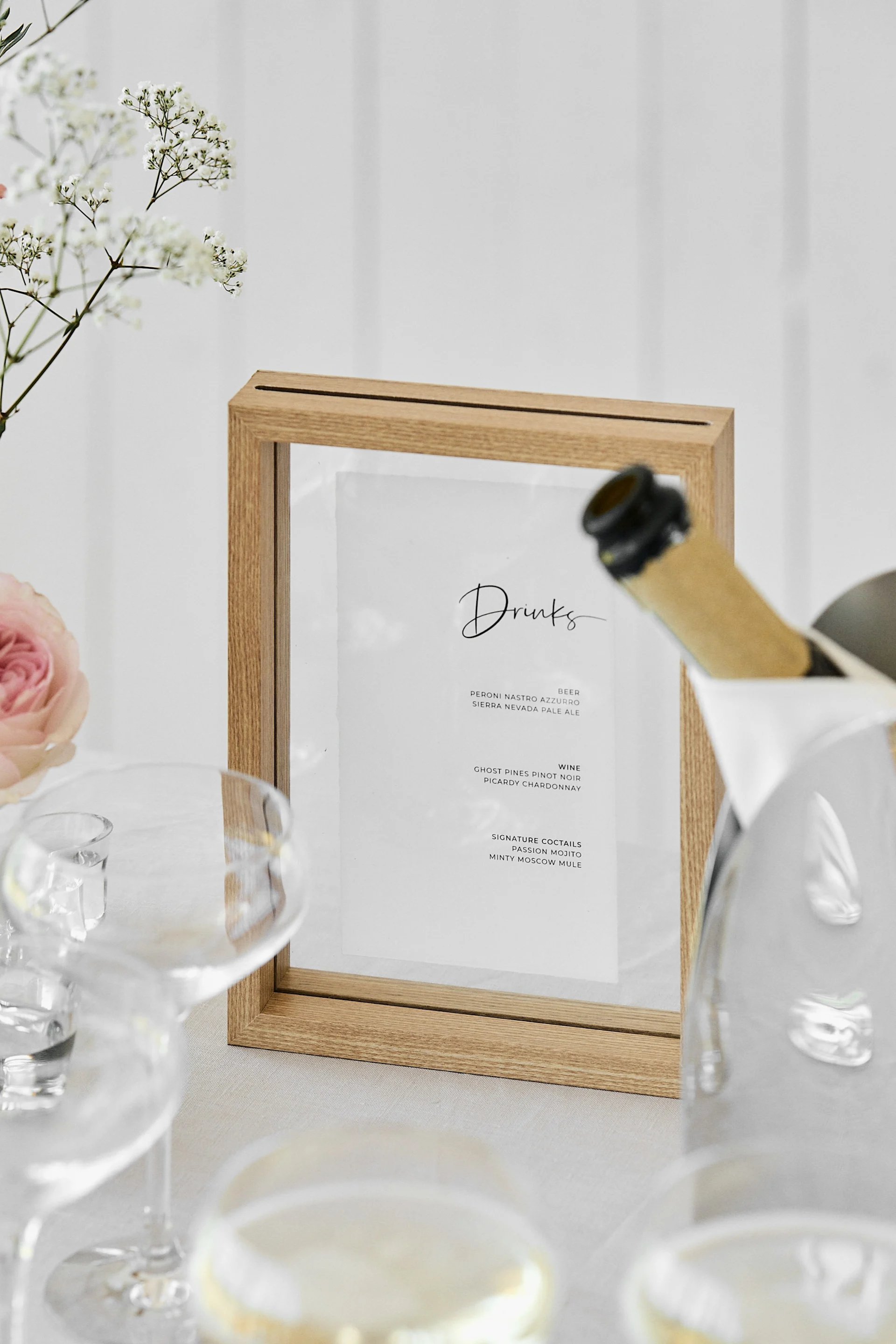 Una idea de boda única ideal para bodas al aire libre. Aquí ves un primer plano de una carta de
bebidas en un marco de madera de Urban Nature Culture.