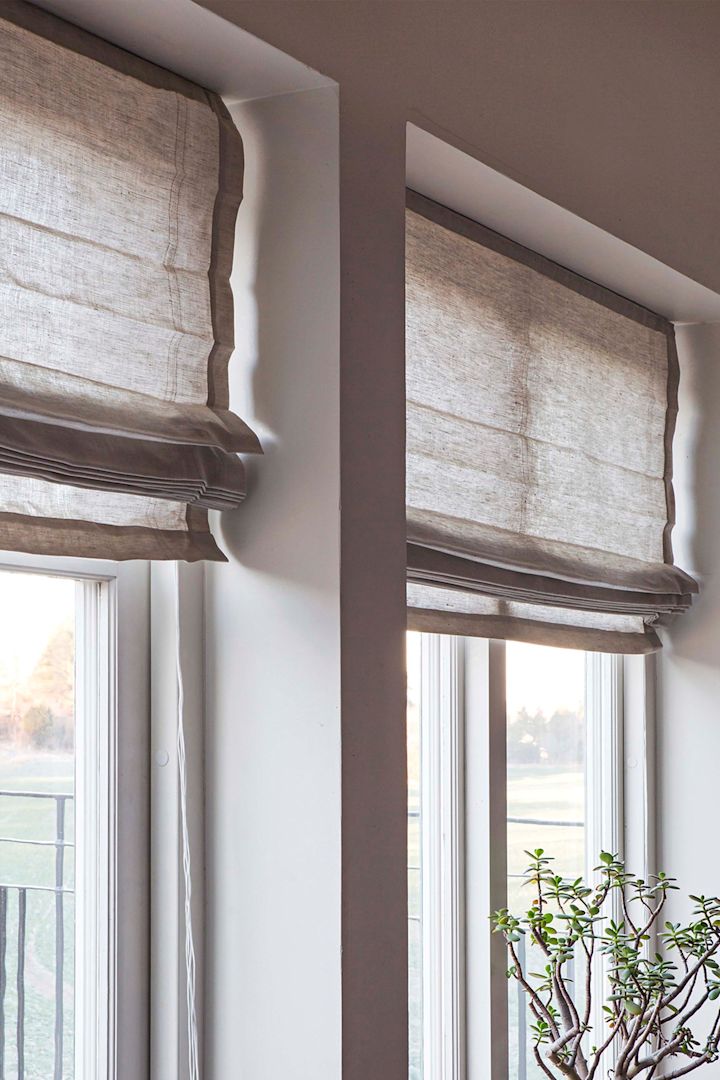 El Feng Shui también se caracteriza por los textiles. Aquí puedes ver las cortinas enrollables Ebba de Himla colgadas en dos ventanas.