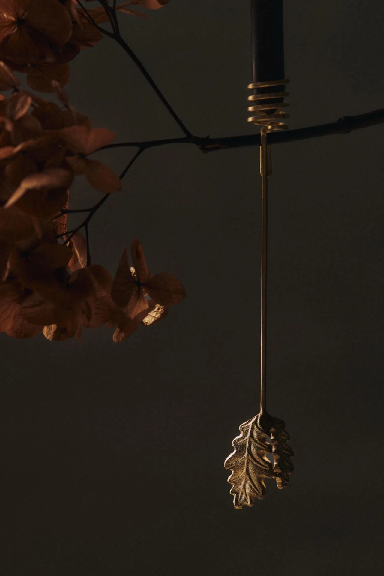 Los candelabros Oak Leaf de Ferm Living pueden colgarse en el árbol de Navidad, lo que los convierte en la decoración navideña perfecta para 2025.