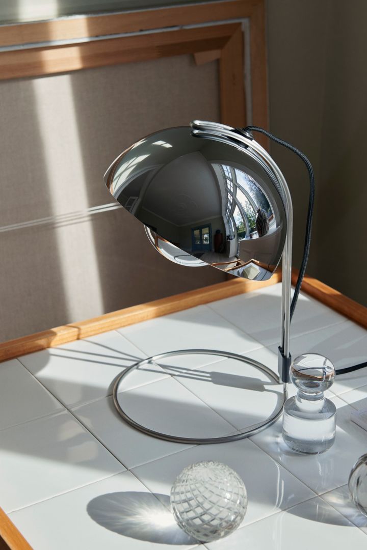 El cromo es una parte importante de las tendencias de diseño de interiores de este año 2024 . Aquí, la lámpara de mesa Flowerpot VP4 de &Tradition en acabado cromado.