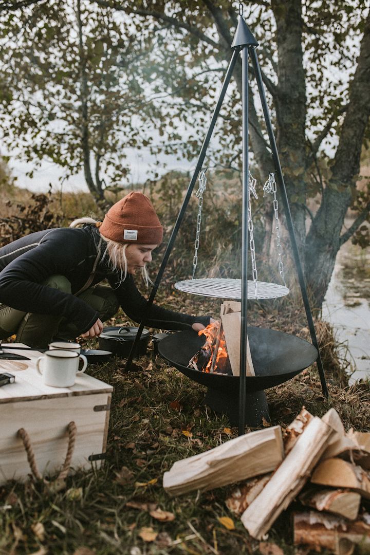 En nuestra lista de tareas de otoño, te damos numerosos consejos sobre qué hacer este otoño con un toque escandinavo, como encender en tu jardín una hoguera con la chimenea Fireglobe de Eva Solo.