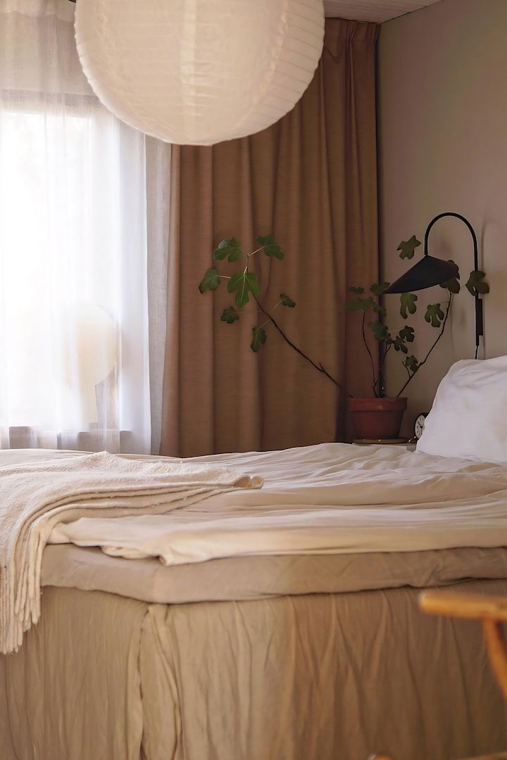 Lagom: el dormitorio minimalista en beige de @camillasrum.
