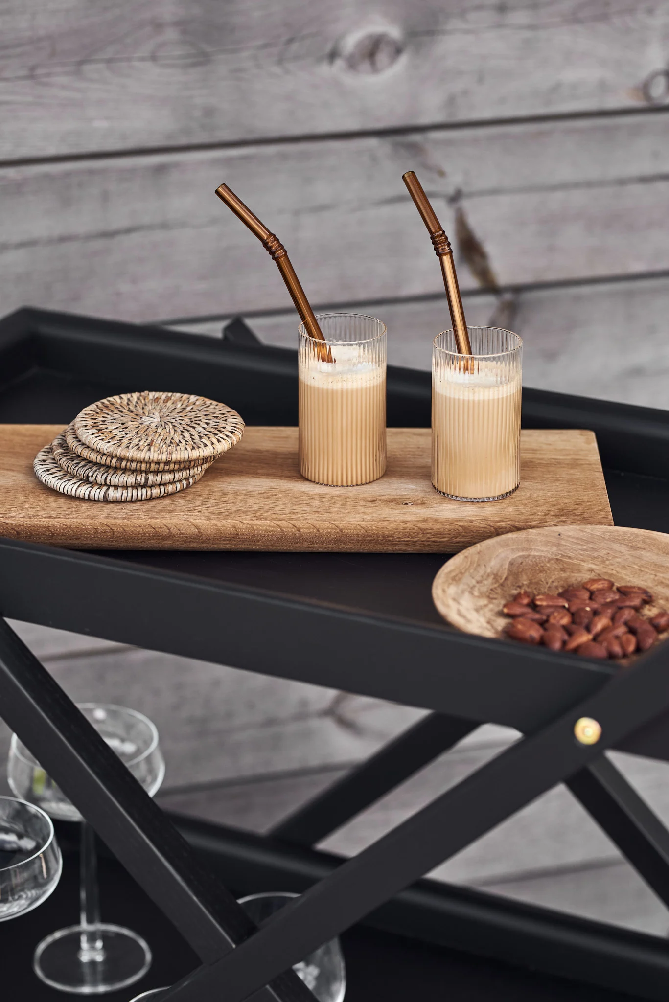Un café con leche y vainilla es la bebida perfecta para el verano. Aquí, los vasos Ripple de Ferm Living están sobre el carrito Exit de Design House Stockholm.